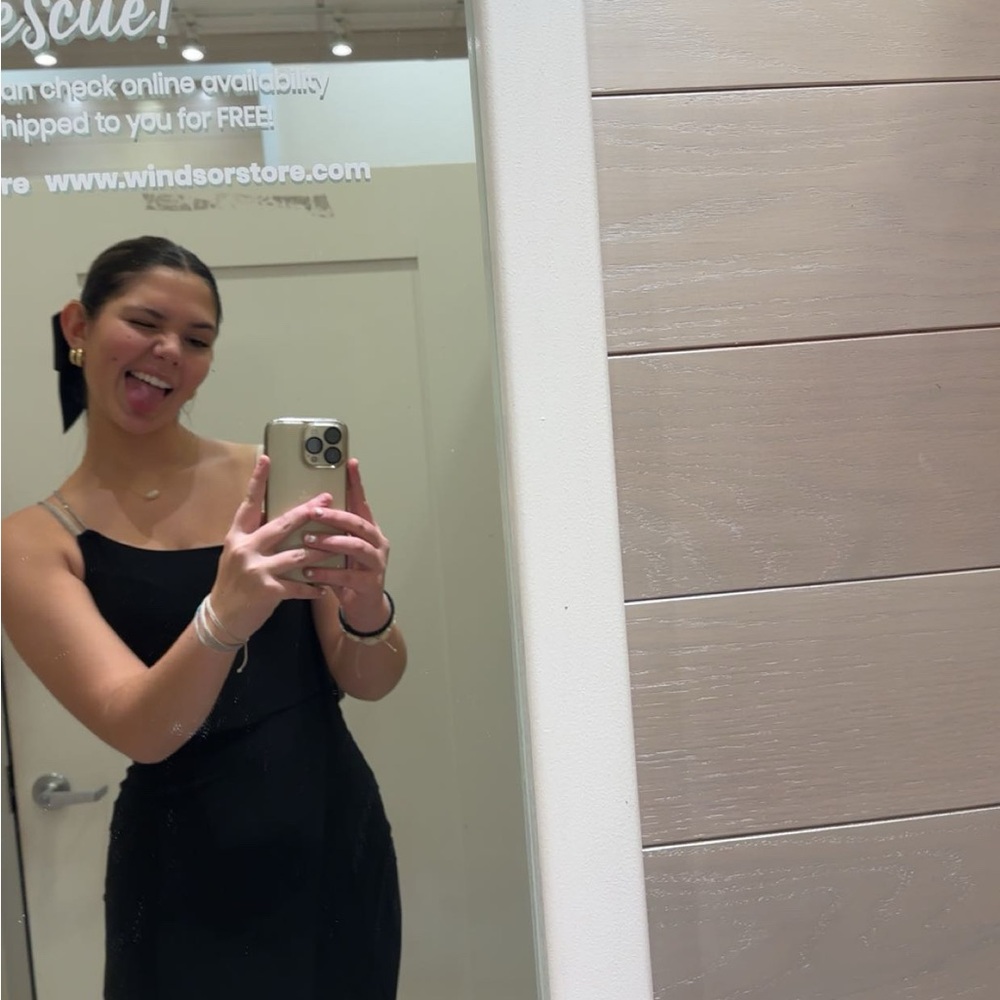Windsor Elegant Black Apparel